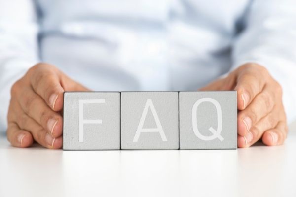 Mann-zeigt-FAQ-Würfel