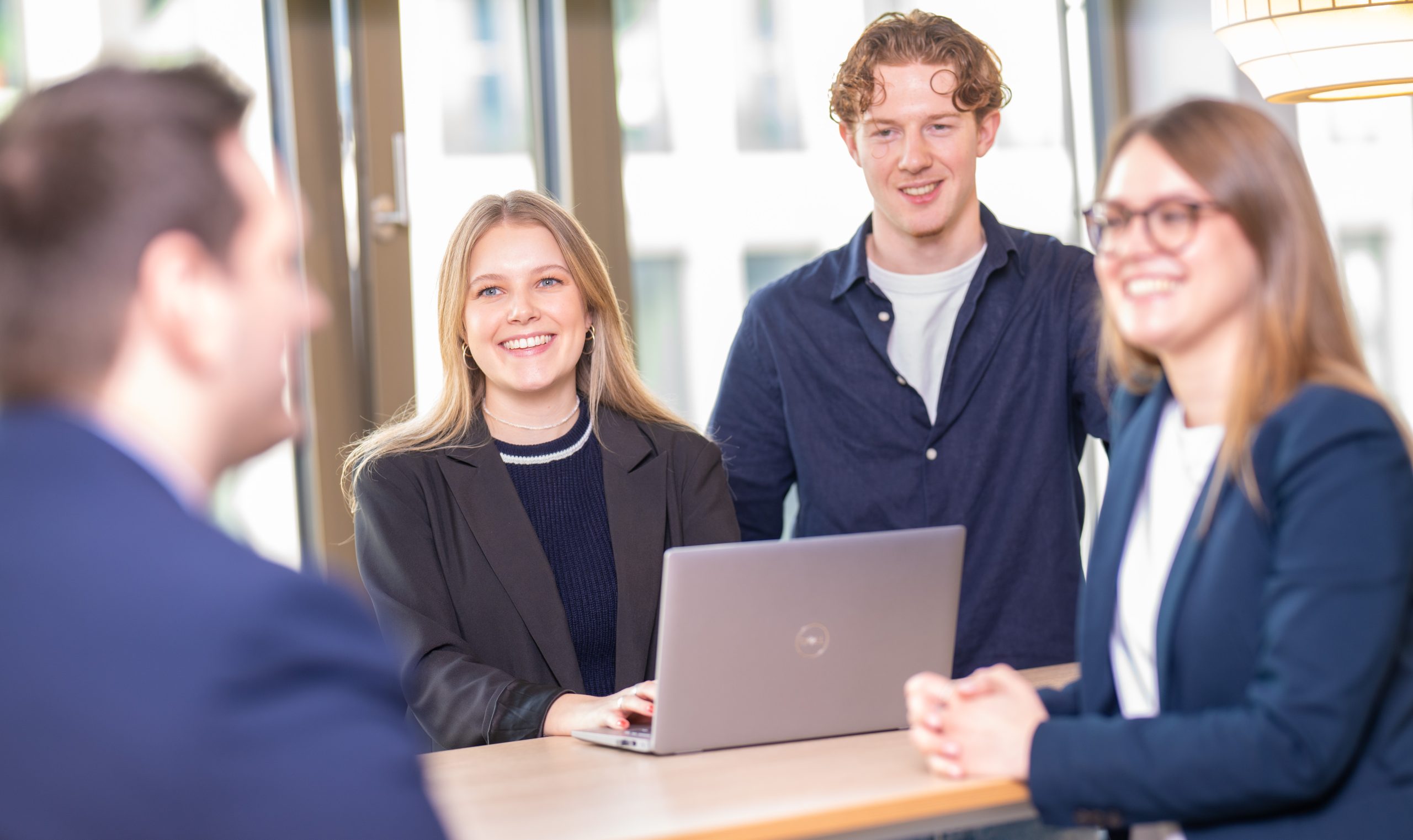 Mitarbeiter-GA-Medien-vor-Laptop